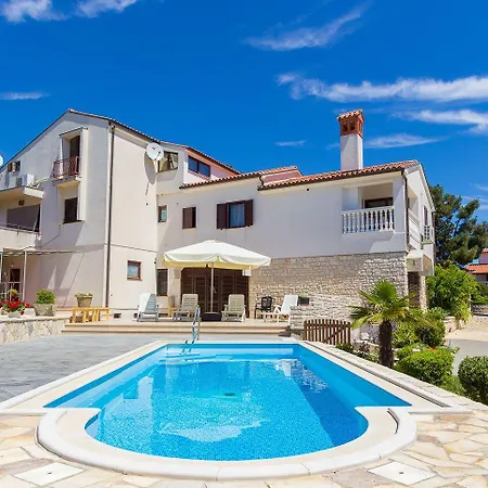 Appartement Studio-ferienwohnung Zum Sandstrand Sind Es 800 Meter Mit Kueche, Bad, Klima, Pool, Grillplatz Medulin