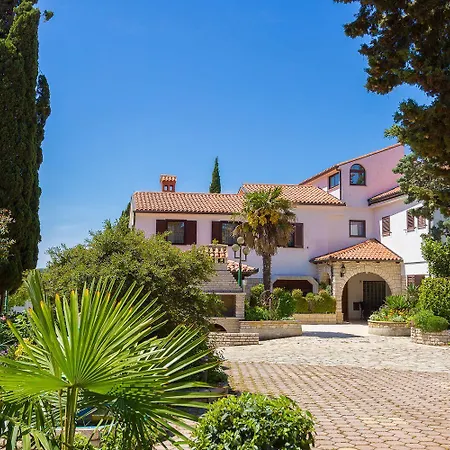 Studio-ferienwohnung Zum Sandstrand Sind Es 800 Meter Mit Kueche, Bad, Klima, Pool, Grillplatz Medulin